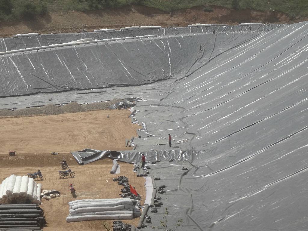 湖底及湖岸采取天然鈉基香蕉视频APP软件防滲方案